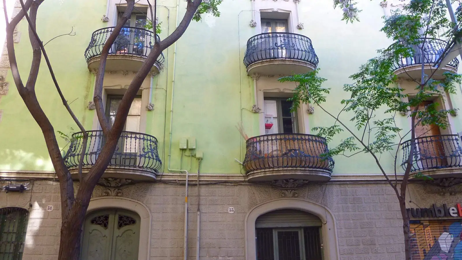 Fachada con balcones en Barcelona