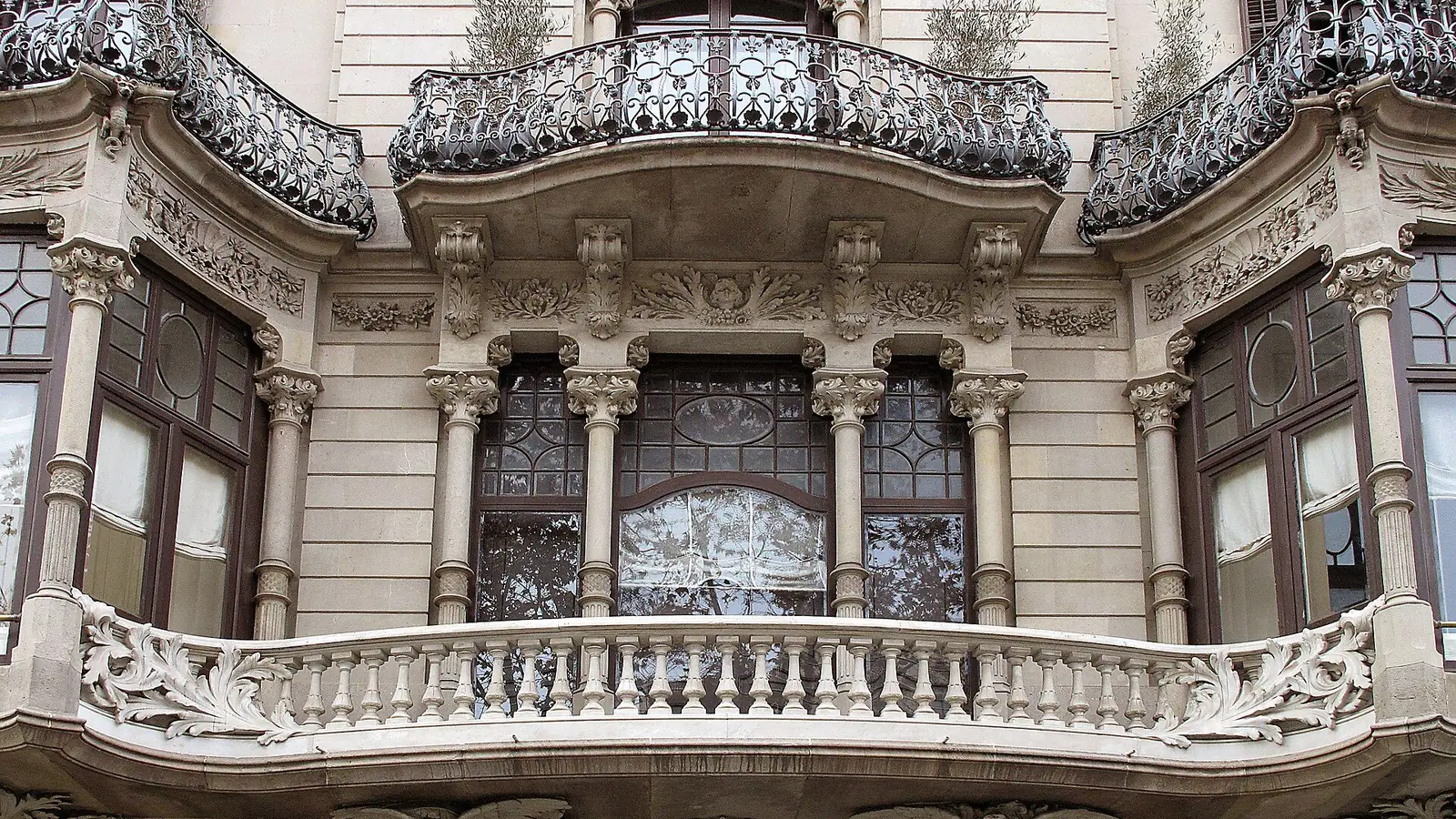 Balcones de un edificio del paseo de Gràcia de Barcelona