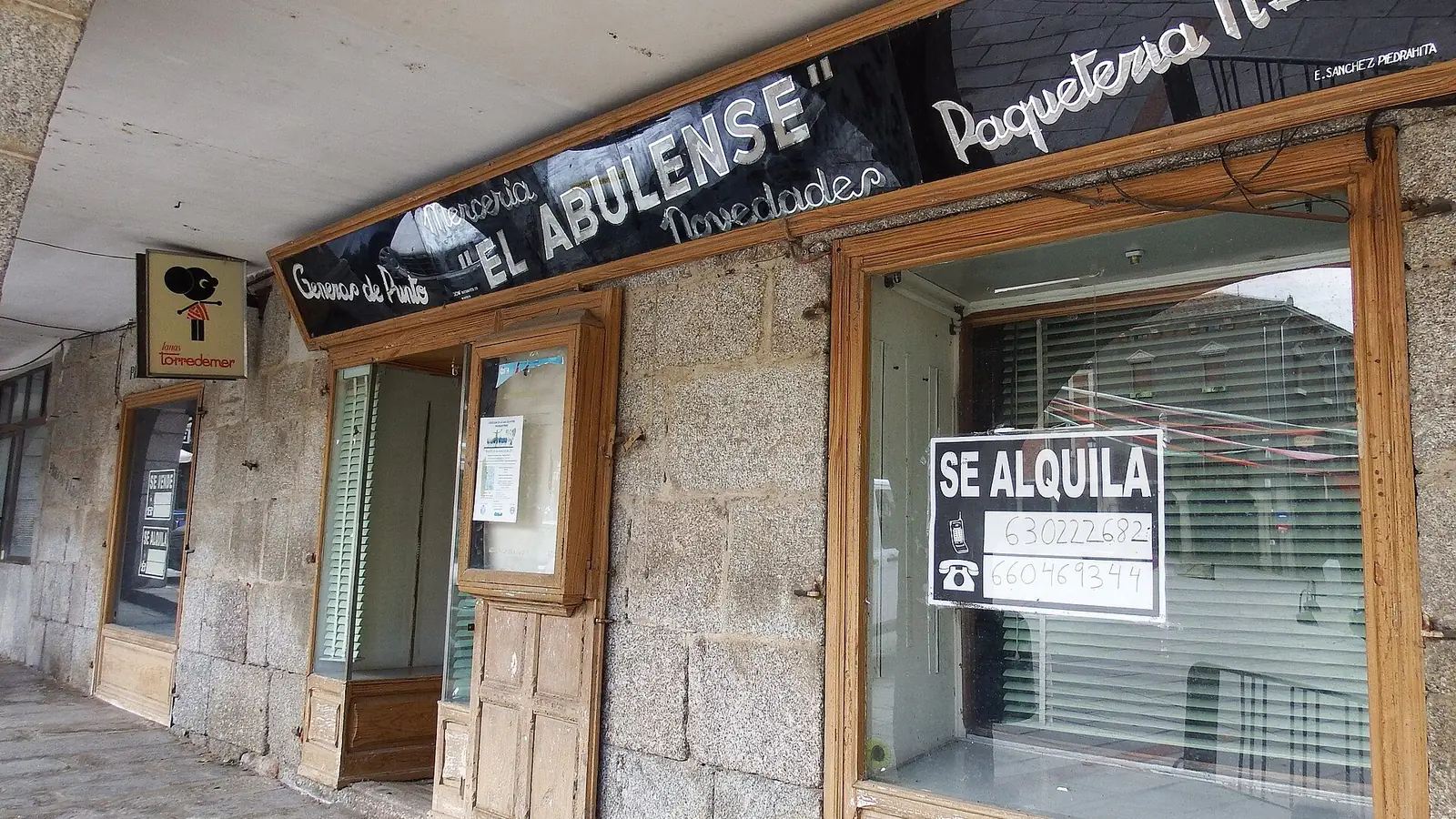 Cartel de «se alquila» en un local